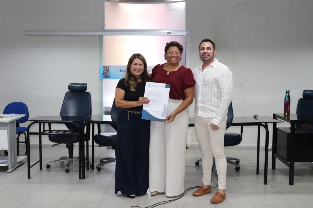 Ex-catadora que já viveu em lixão de Campina Grande é empossada como professora da UFPB